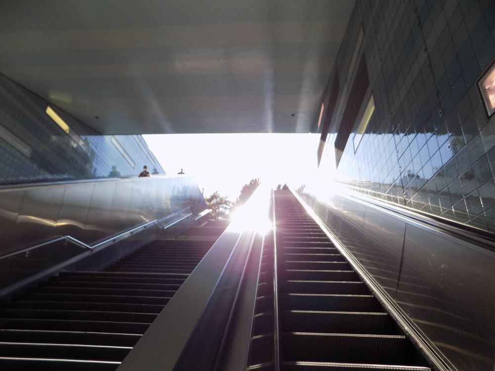 Rolltreppe in Hamburg im Gegenlicht. von Nachtkurier Rose