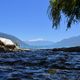 Tiefblaues Fjord Wasser und Vulkan in Patagonien