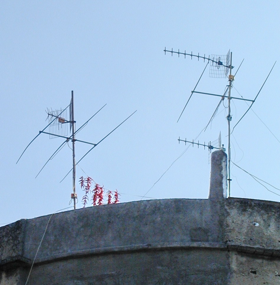 Ecco a che cosa servono i tiranti delle antenne...