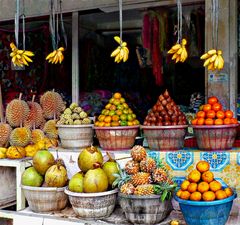 Echoppe de fruits (cocos, ananas, durians ...)