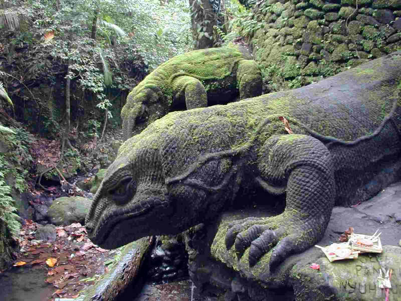 Echse aus Stein (Opferplatz auf Bali)