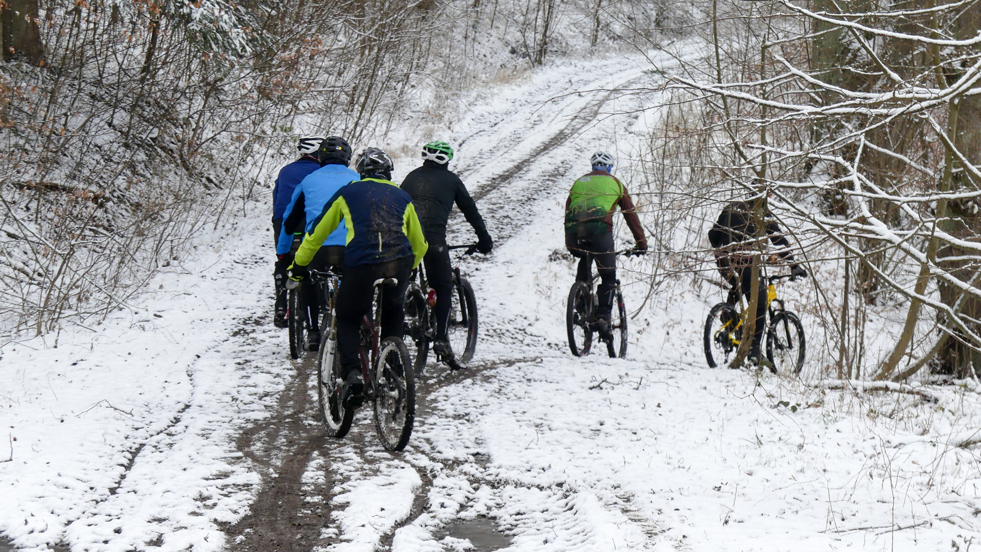 Echte Männer unterwegs in Matsch und Schnee