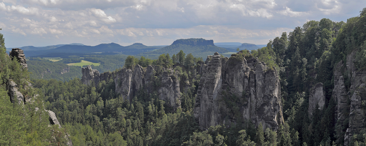 Echtes gestitchtes  Panorama vom  27 06  2016  70mm  von der Bastei oben...