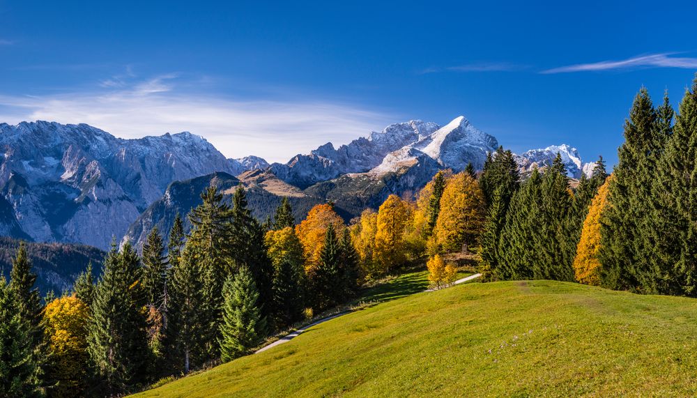 Eckbauer Alm gegen Zugspitzmassiv, Oberbayern