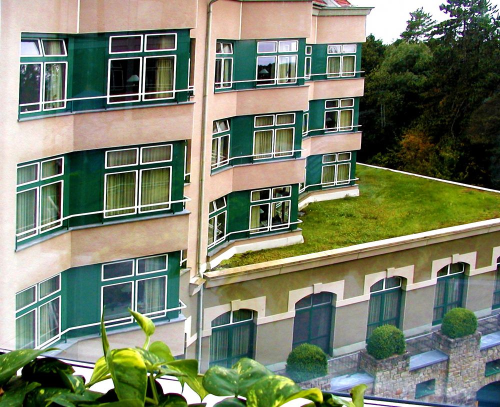 Ecke der Nervenklinik, oben Bettzimmer, unten der Speiseraum der Nervenklinik