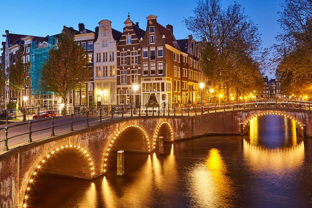 Ecke Keizersgracht und Leidsegracht in Amsterdam (Niederlande) in der blauen Stunde