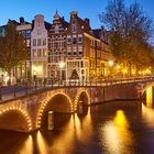 Ecke Keizersgracht und Leidsegracht in Amsterdam (Niederlande) in der blauen Stunde