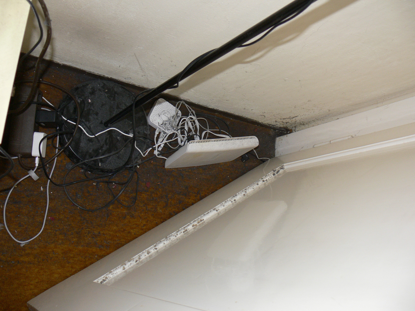 Ecke mit Router und staubiger Stehlampe