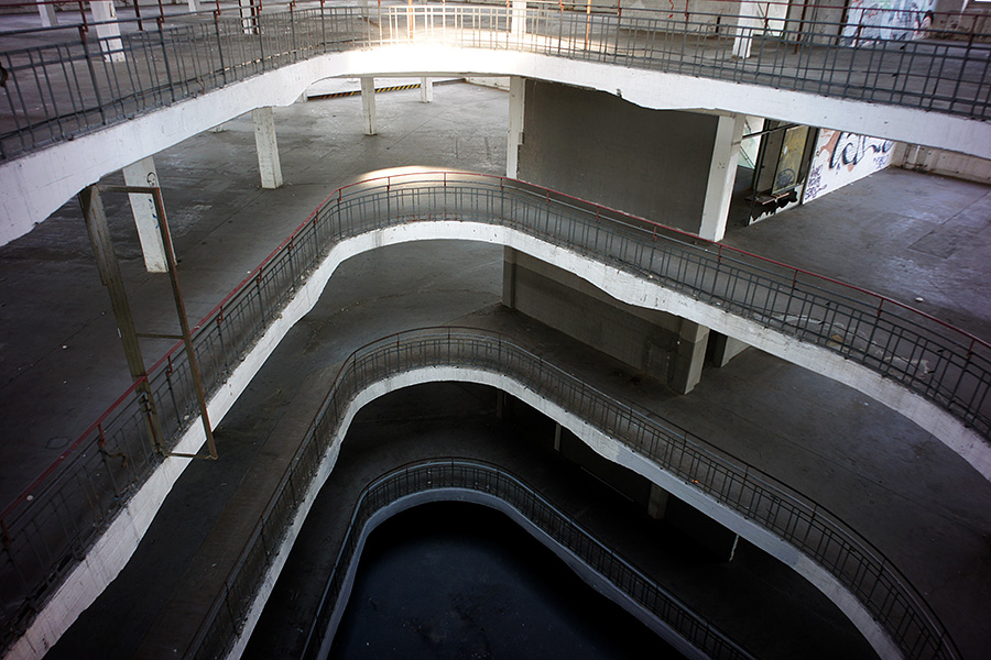 Eckiger Rundbau: Blick vom 3. OG in den Keller