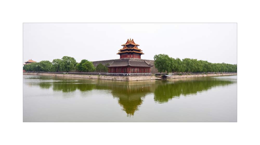 Eckturm der "Verbotenen Stadt " in Peking