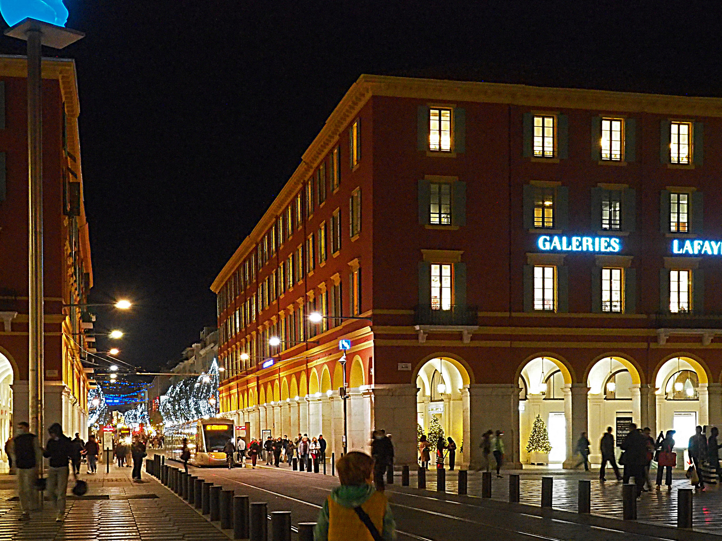 Eclairage nocturne à la Place Masséna