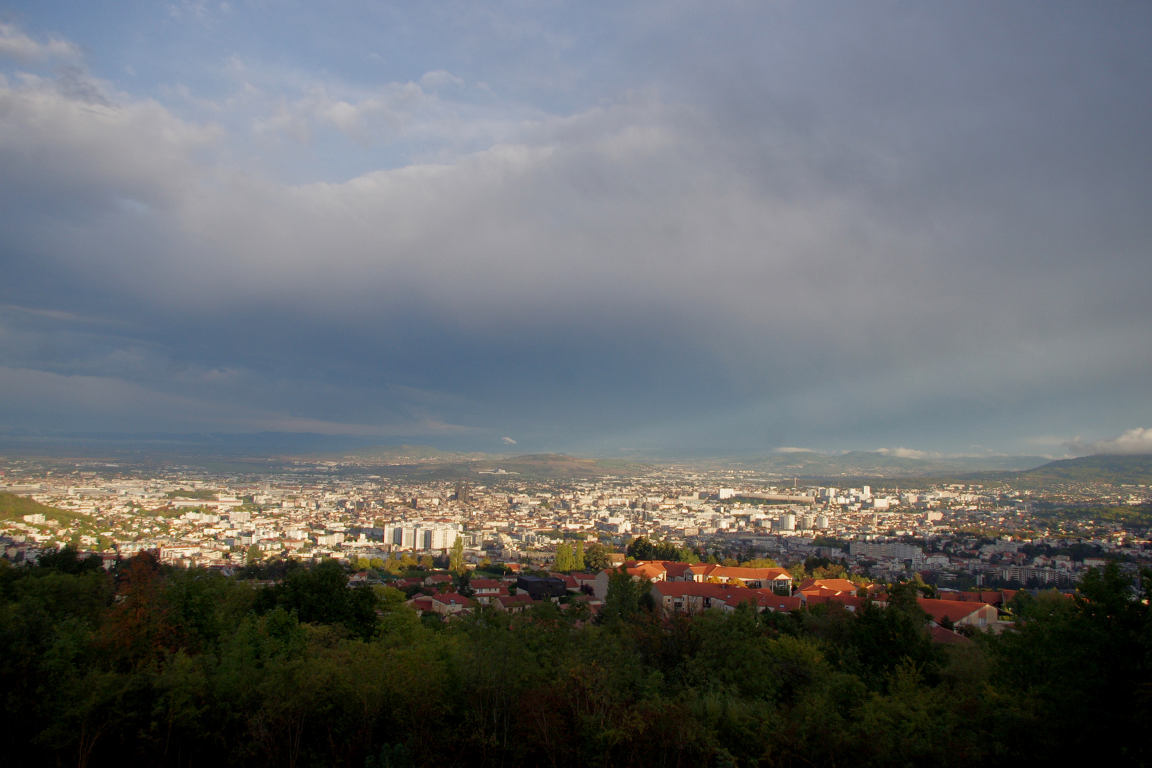 Eclaircie sur Clermont-Ferrand .. avant l'orage !!!