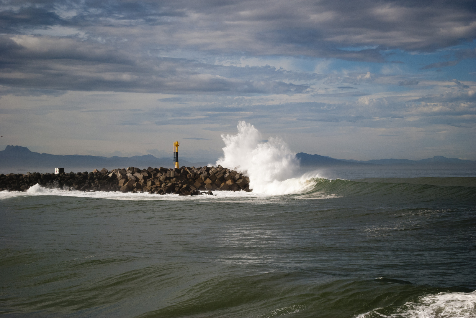 Eclatement de la houle sur la digue à Anglet