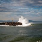 Eclatement de la houle sur la digue à Anglet