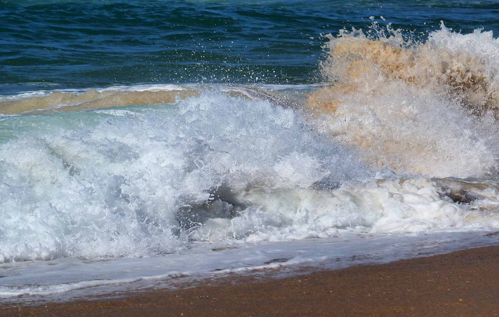 Eclatement de vague sur la plage