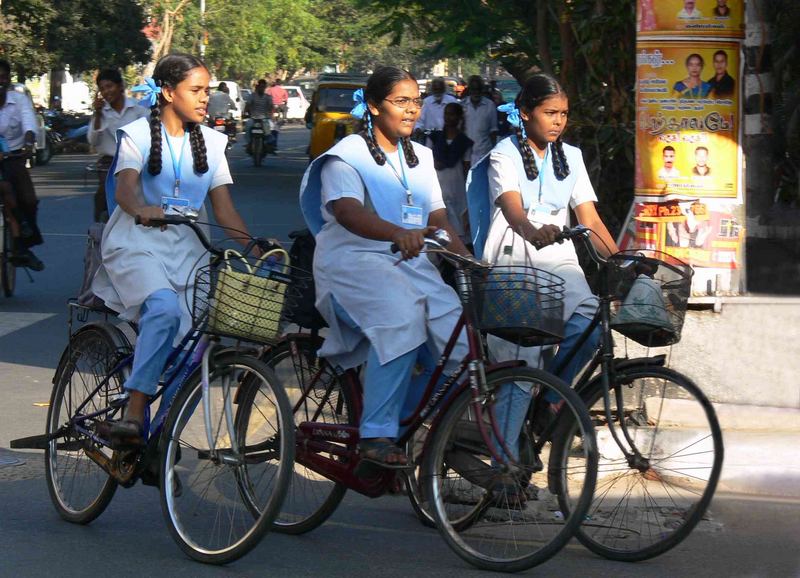 Ecolières à / Schoolgirls at ...