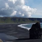 écumes blanches sur une plage noire