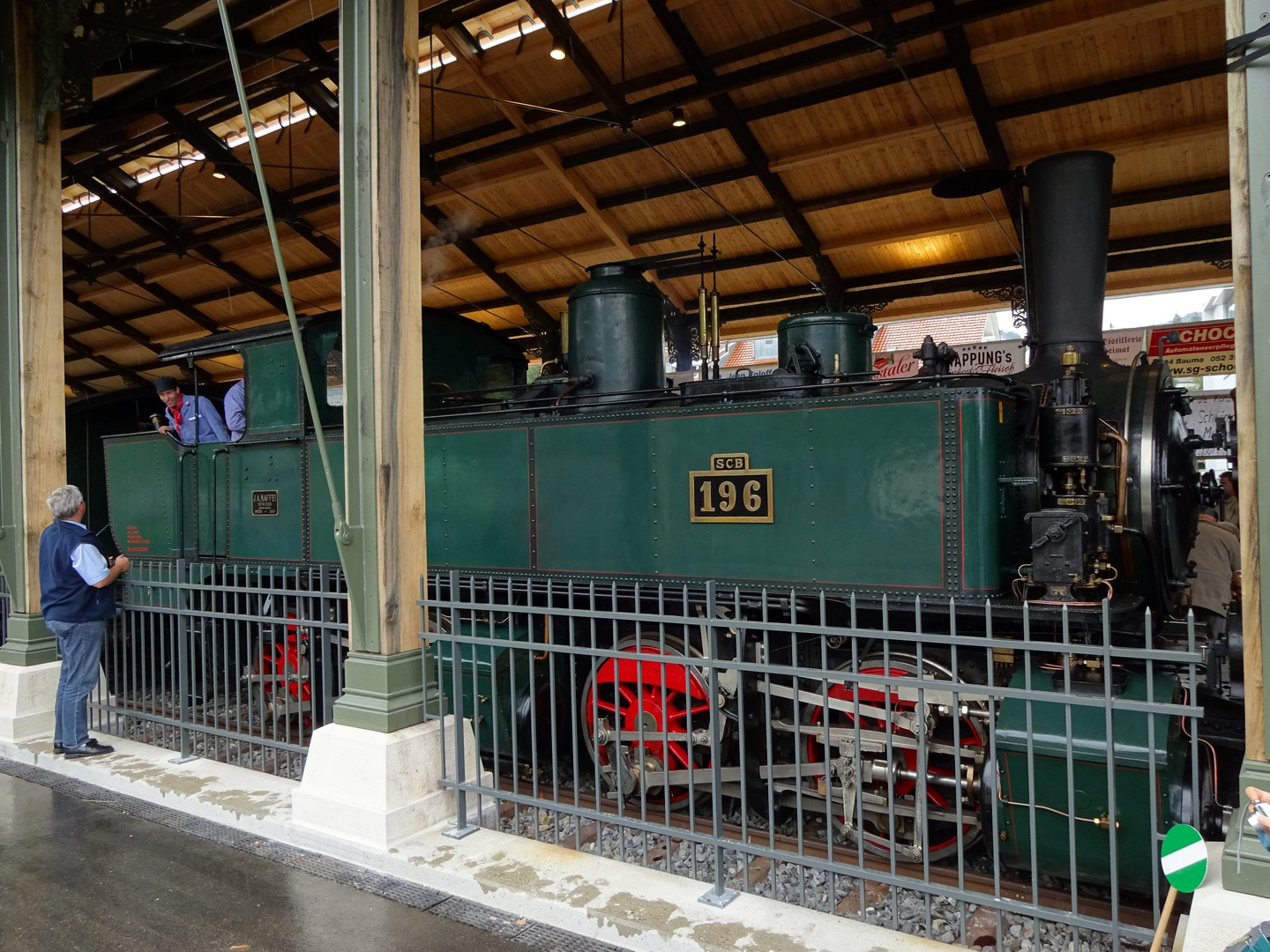 Ed 2x2/2 196 Mallet mit dem Eröffnungszug in der historische Bahnhofhalle in Bauma