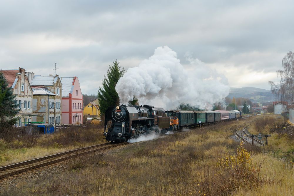 Edelfrau (Šlechti?na) 475 111 mit Sonderzug in Svatava 