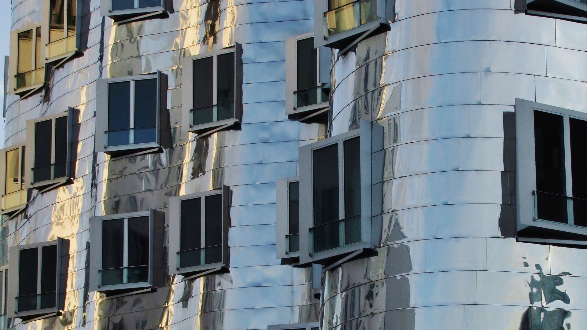 Edelstahl-Fassade, Gehry-Haus in Düsseldorf