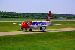 Edelweiss-Air auf dem Taxi-Way zum Terminal nach der Landung In HAM