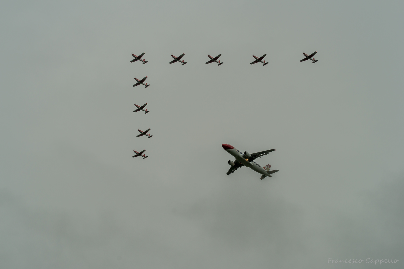 Edelweiss Airbus 320 mit PC-7 Team (2)