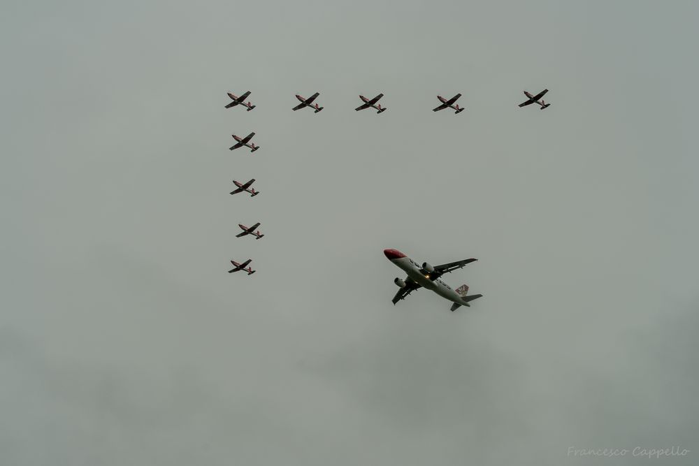 Edelweiss Airbus 320 mit PC-7 Team (2)