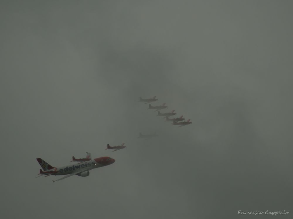 Edelweiss Airbus 320 mit PC-7 Team (3)