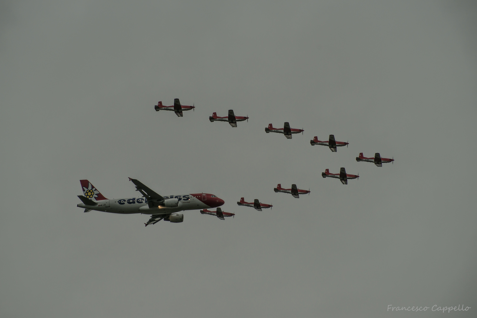 Edelweiss Airbus 320 mit PC-7 Team (4)