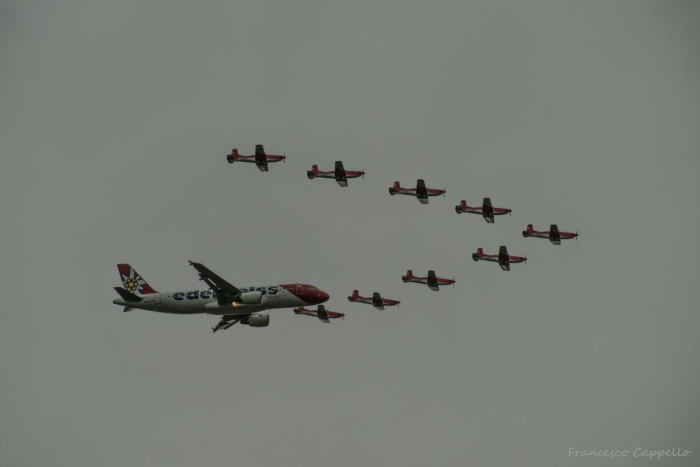 Edelweiss Airbus 320 mit PC-7 Team (4)