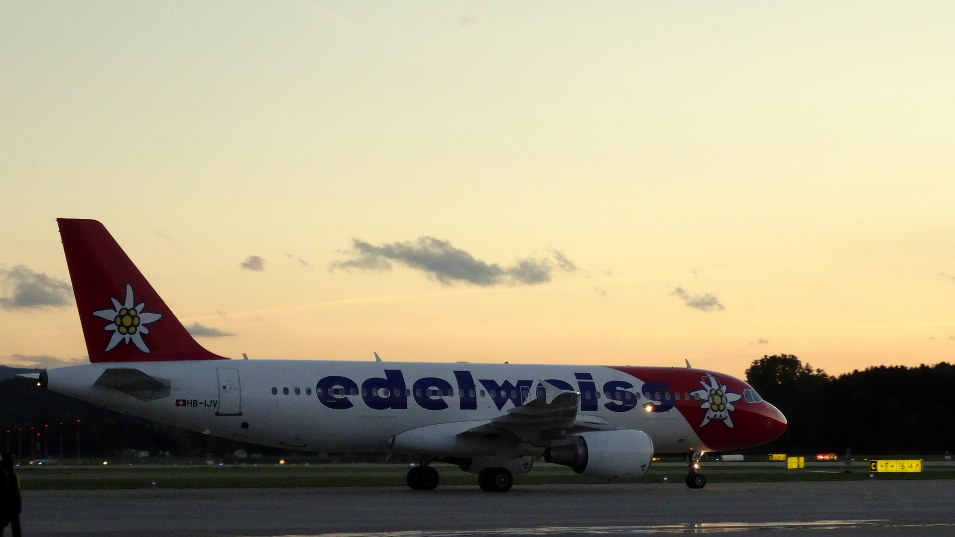 Edelweiss HB-IJV vor dem Start