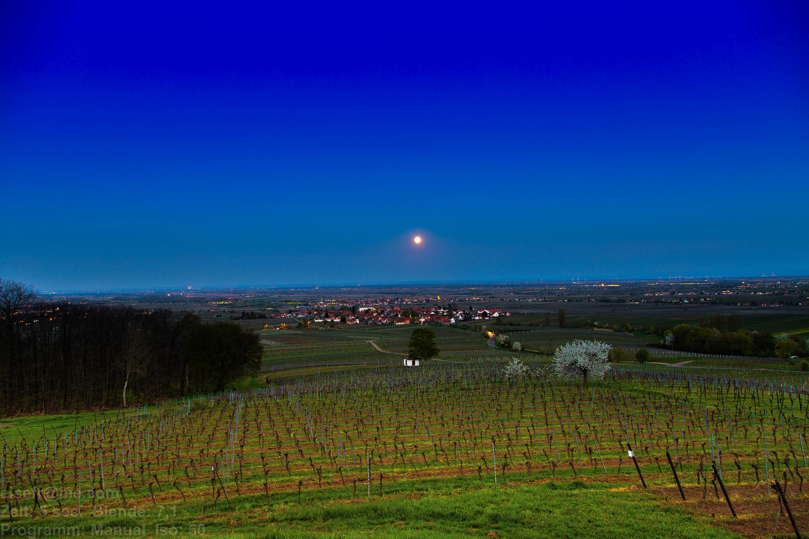 Edenkoben, Rheinland-Pfalz, 25.4.2013 kurz vor der Mondfinsternis (partiell)