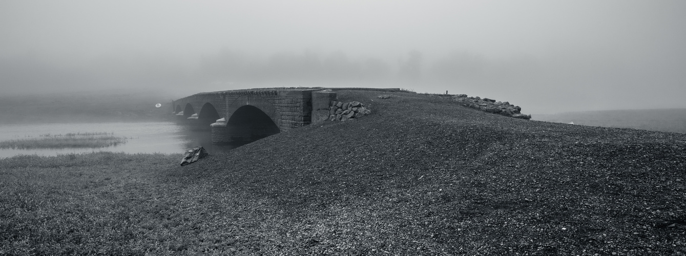 "Edersee Atlantis" Aseler Brücke im Nebel