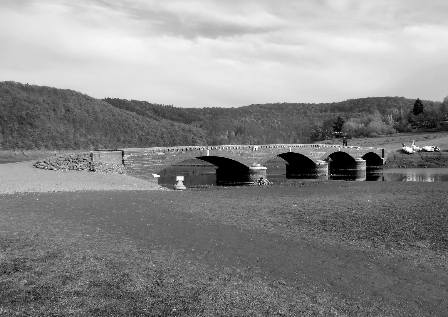 Edersee - Brücke von Asel bei Niedrigwasser im Herbst 2018