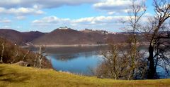 Edersee mit Schloss Waldeck im Frühjahr