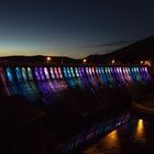 Edersee Sperrmauer am Abend mit Beleuchtung