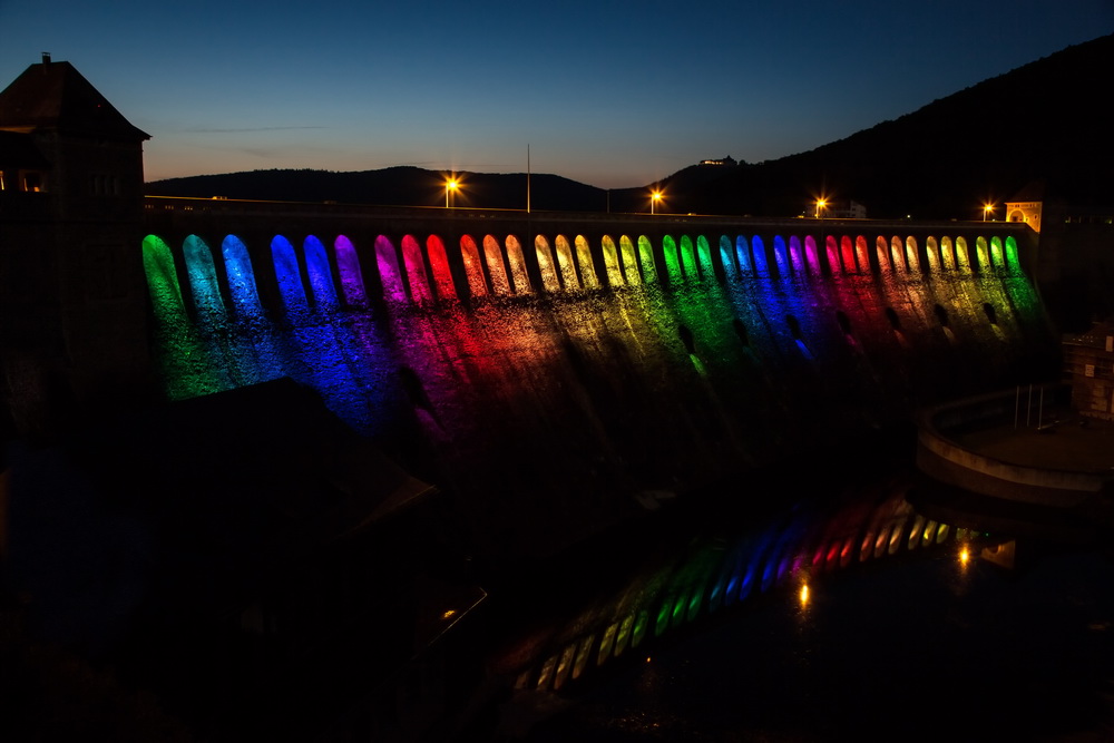 Edersee-Sperrmauer bei Nacht