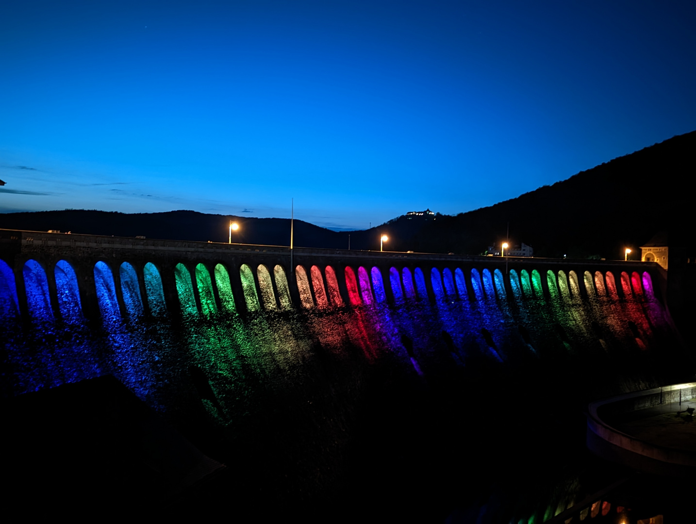 Ederseesperrmauer mit Beleuchtung