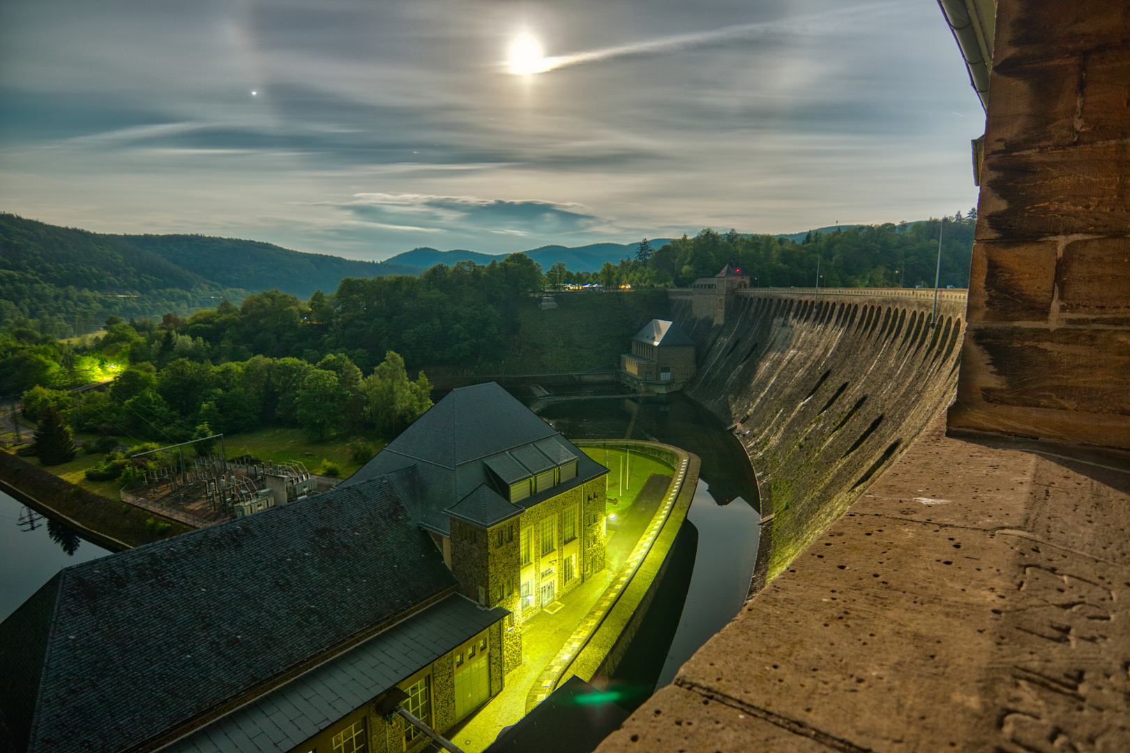 Edertalsperre im Licht des Vollmondes.