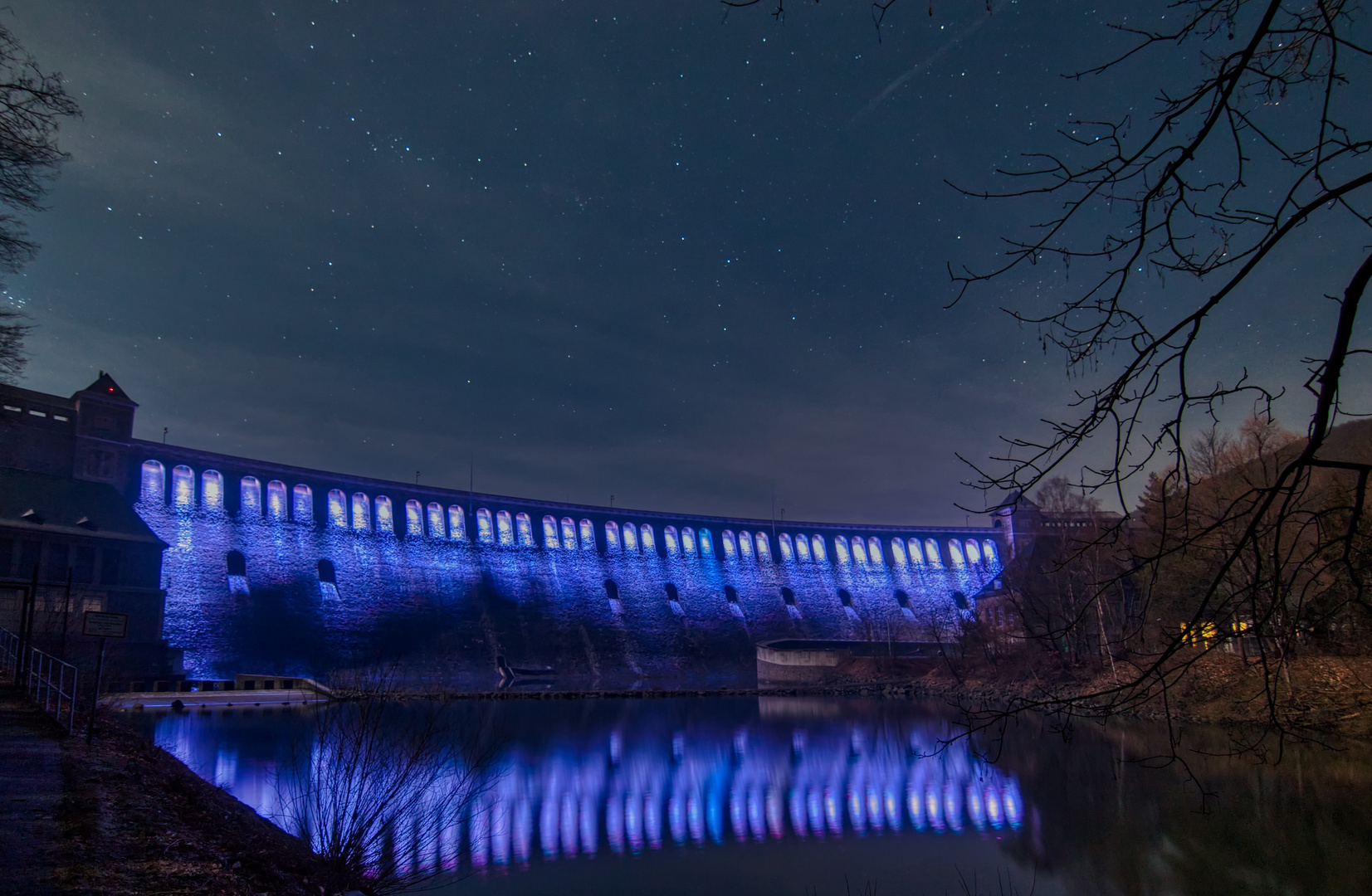 Edertalsperre mit Sternenhimmel aus einer tiefen Perspektive.