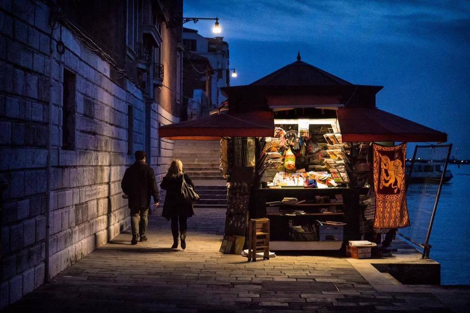 edicola notte venezia