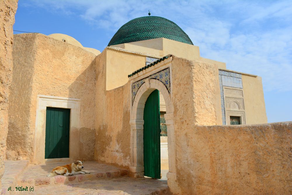 Edifice religieux perché au sommet d'une montagne.