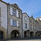 Edifices du côté sud de la Place de la Cathédrale  --  Bazas (Gironde)…