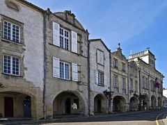 Edifices du côté sud de la Place de la Cathédrale  --  Bazas (Gironde)…