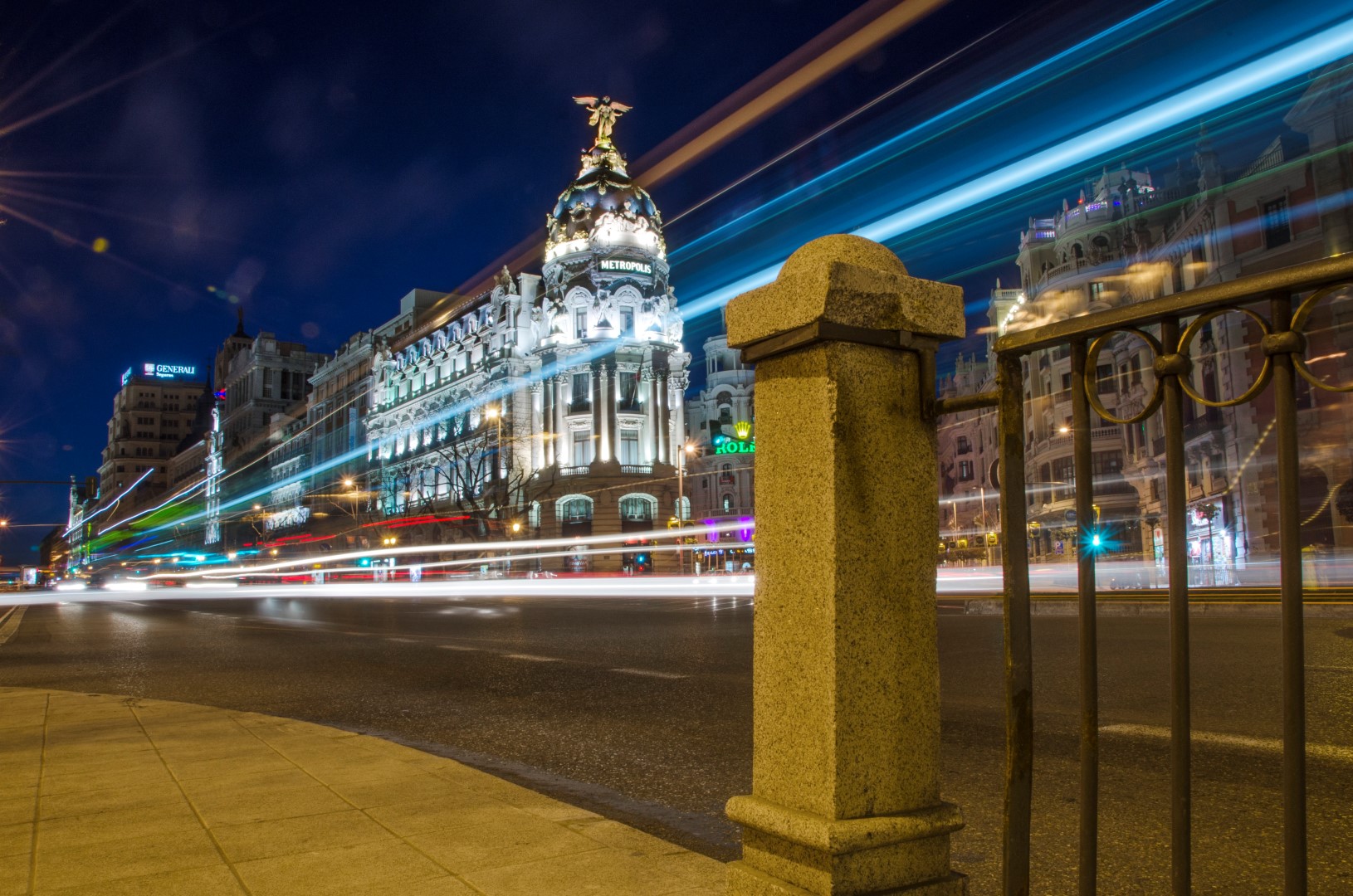 Edificio Metopoli de noche