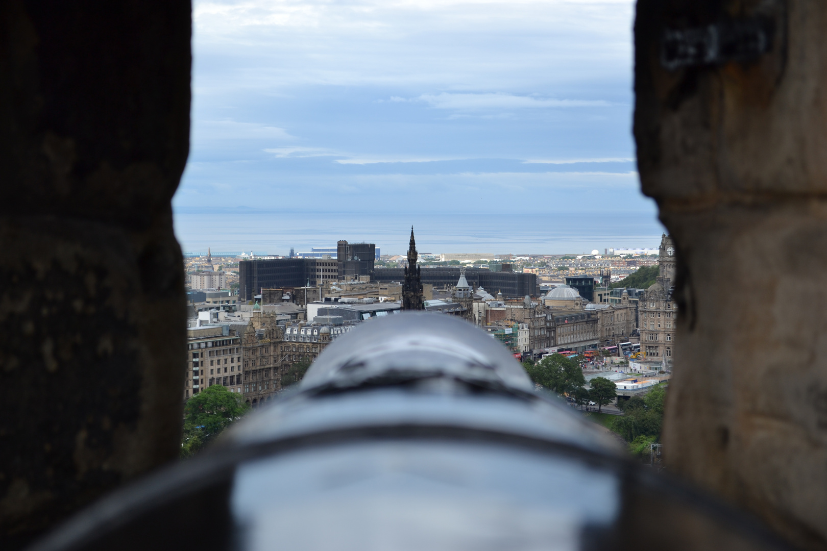 Edinburgh Castle - Kanone gerichtet auf Scott Monument