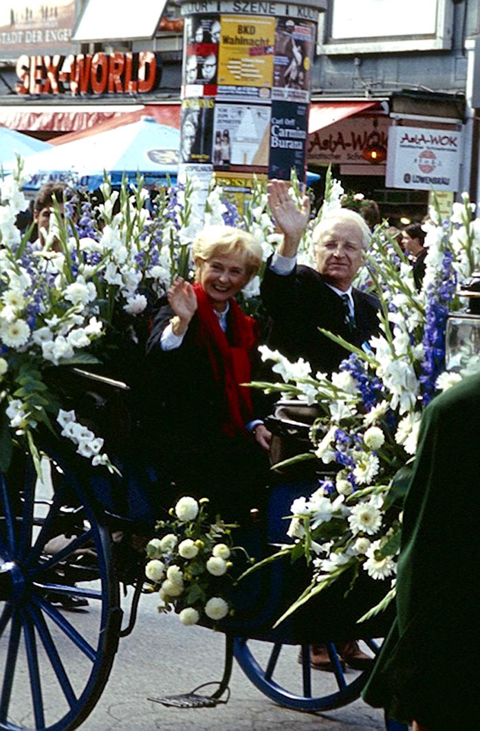 Edmund Stoiber in Kutsche zum Oktoberfest