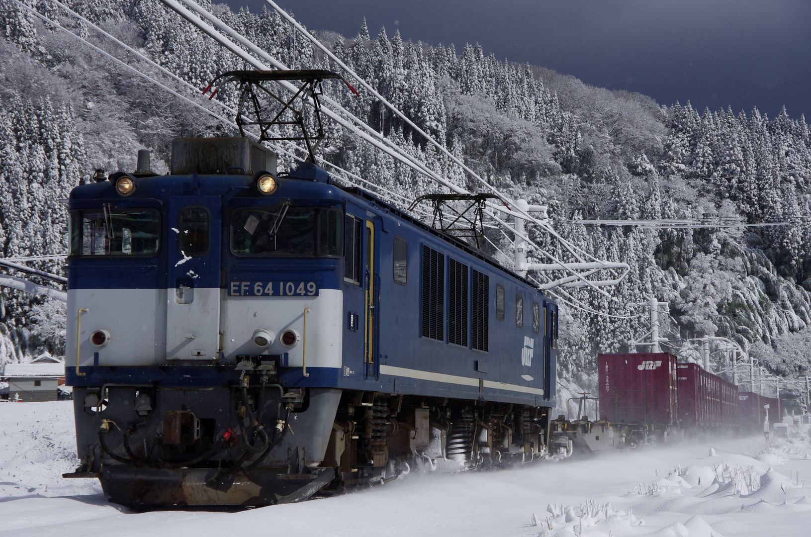 EF64 1049 mit Güterzug in Japan