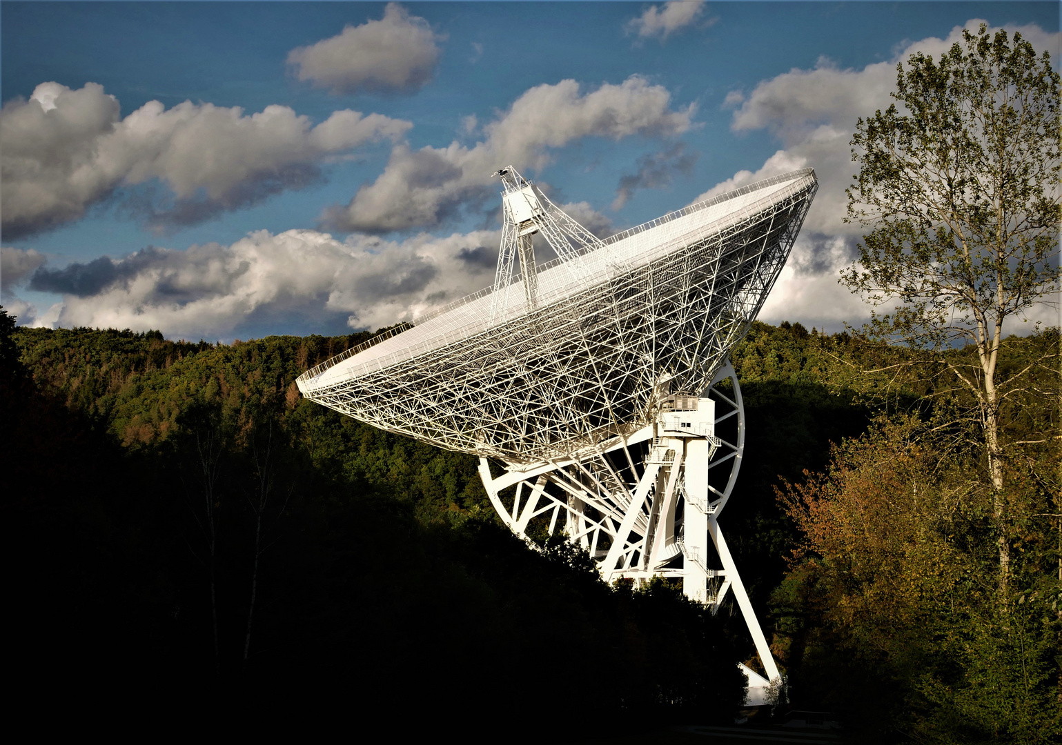 Effelsberg - Das Radioteleskop im letzten Licht der Abendsonne