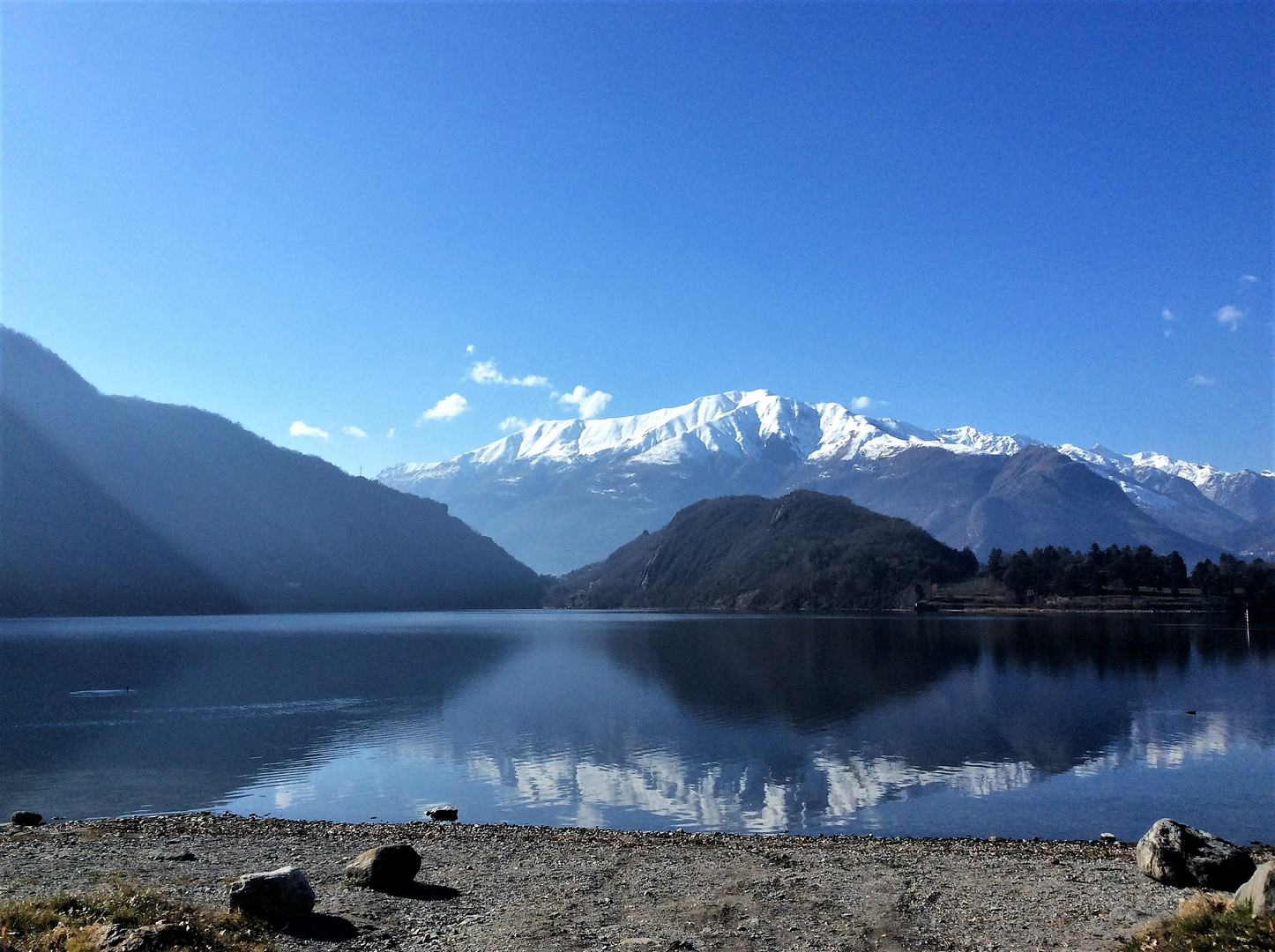 Effetto specchio nel lago